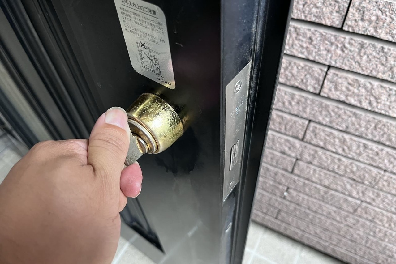 伊勢原市にて戸建の玄関の鍵修理のご依頼（錠ケース内部の部品お歪み直しと洗浄）