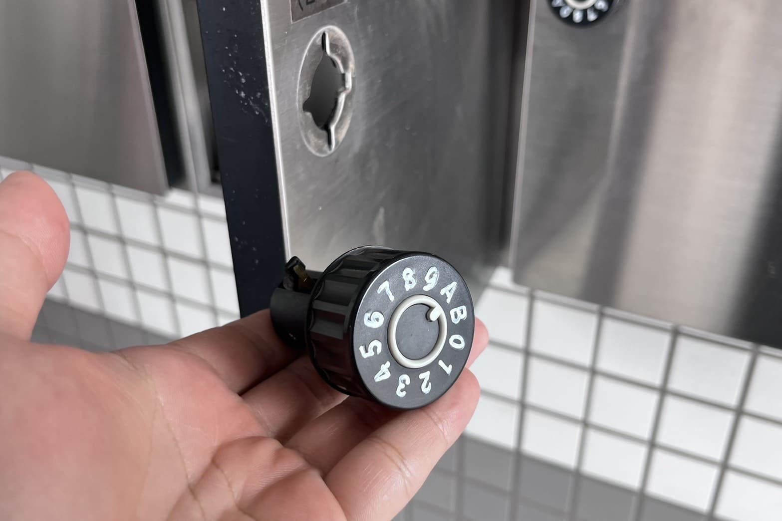 交換中のポストの鍵