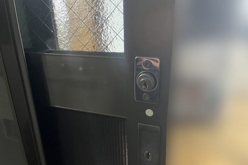 本日のご依頼は横須賀市にて戸建の勝手口鍵新規取り付けになります！