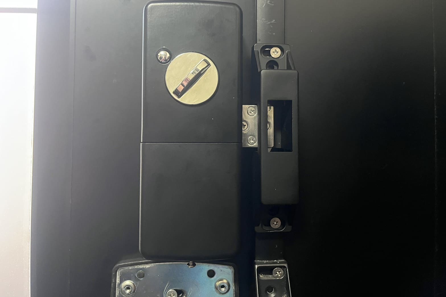 新規取付中の玄関（電子錠の取付）