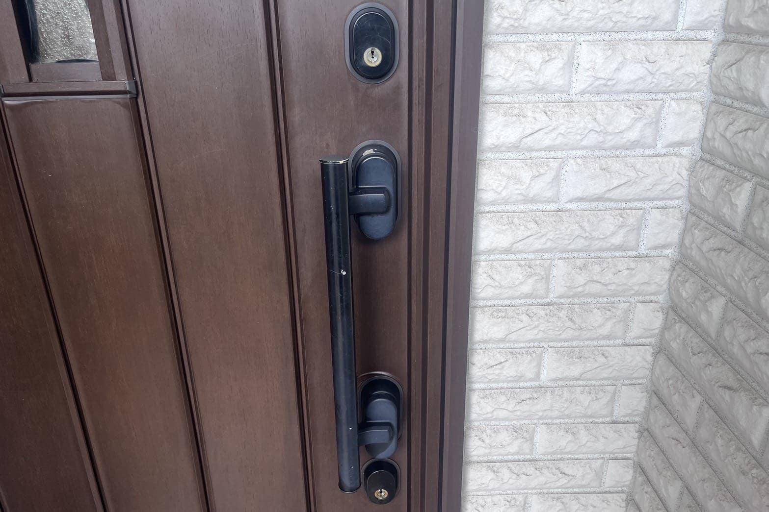 交換前の玄関の鍵【dormakaba】（ディンプルキー）（タマゴ型）（黒色）