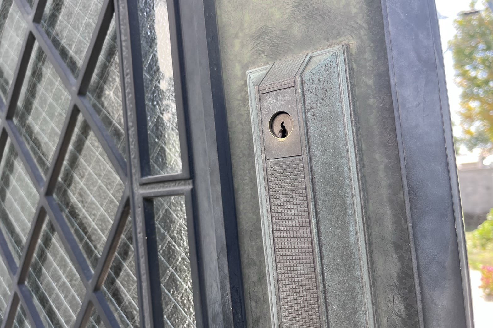 修理前の玄関の鍵（鍵穴が引っ込んでしまった）（ネジの緩み）