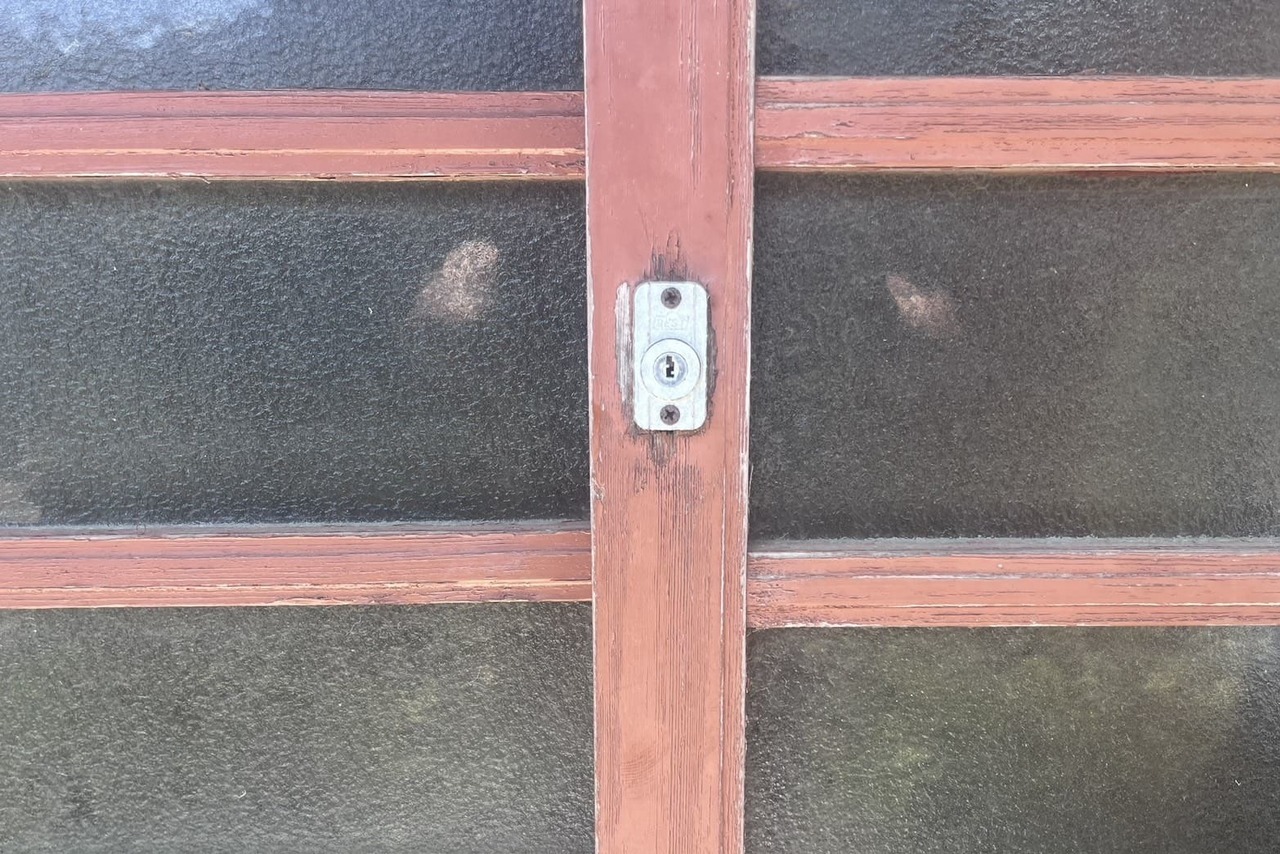 三浦郡葉山町にて戸建の玄関の鍵修理のご依頼（プッシュ栓錠）（錠前の加工と位置調整）