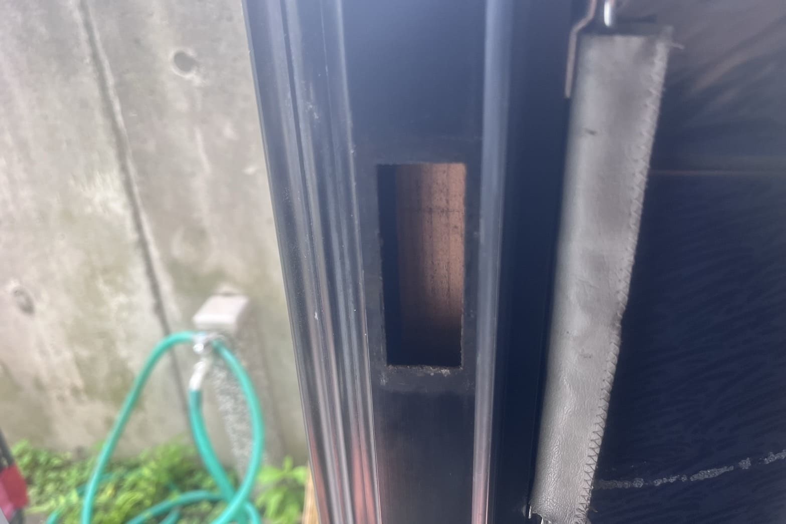 修理中の玄関の鍵(ストライクの加工)