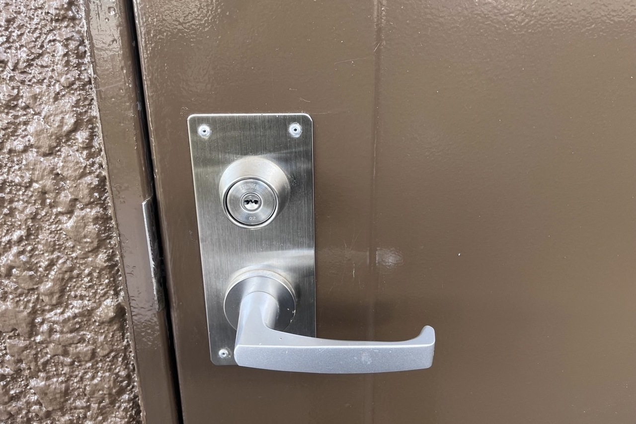 本日は愛甲郡愛川町にて集合住宅の玄関鍵交換のご依頼をいただきました！