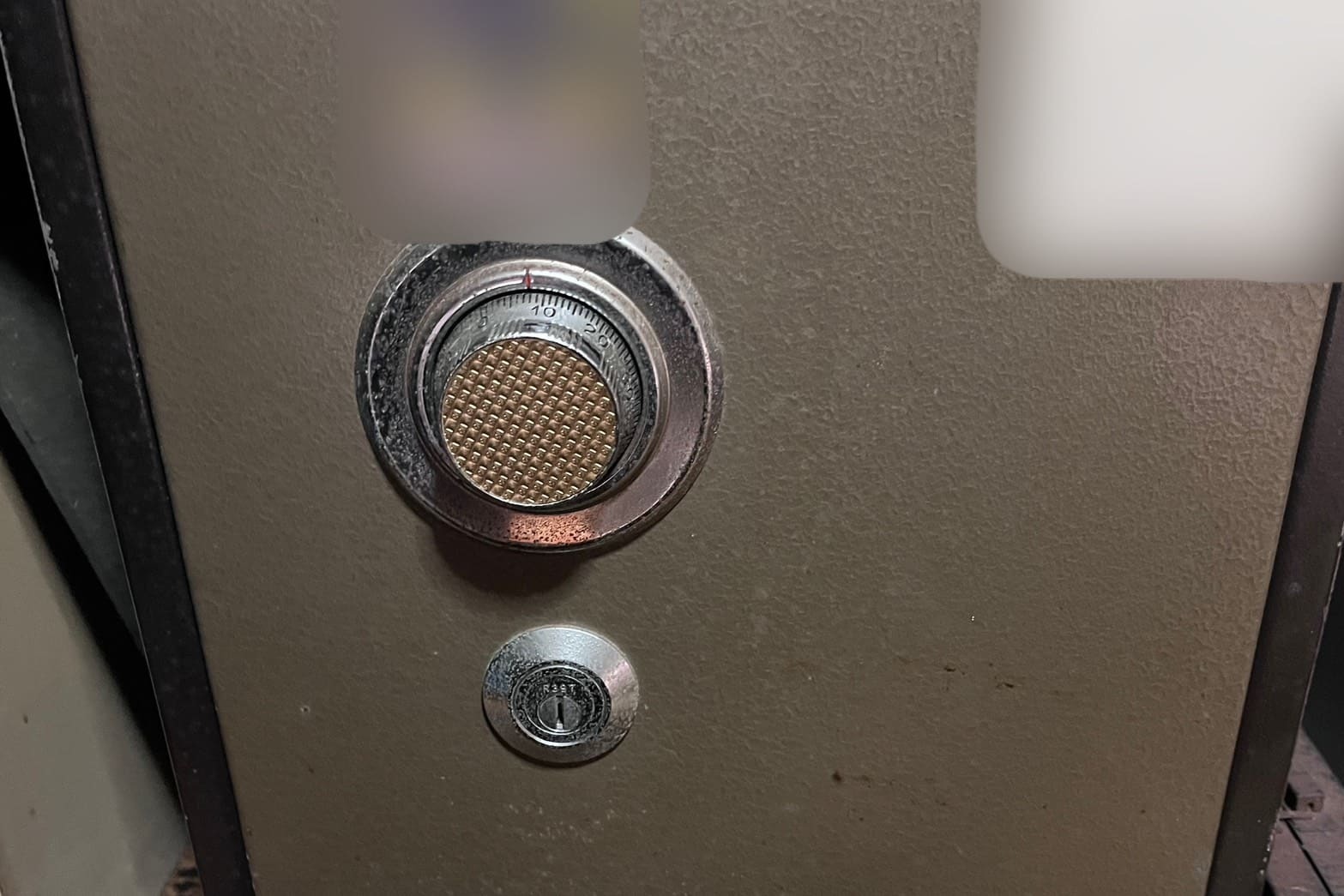 開錠前の金庫の鍵（ダイヤル&鍵穴付金庫）（鍵紛失）（番号忘れ）