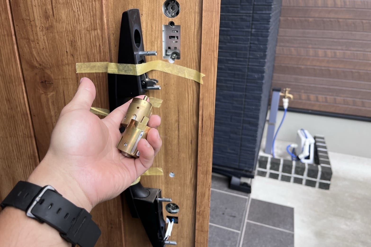 交換中の玄関の鍵（2箇所のシリンダー交換）