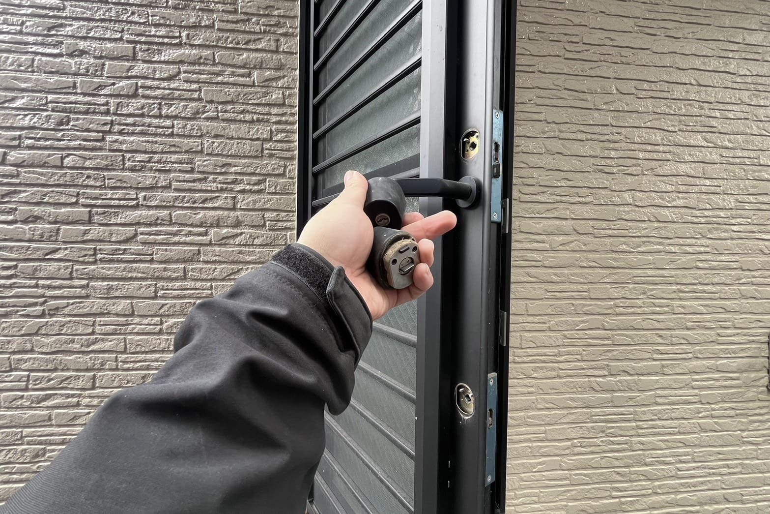 修理中の勝手口の鍵（鍵穴塞ぎ）