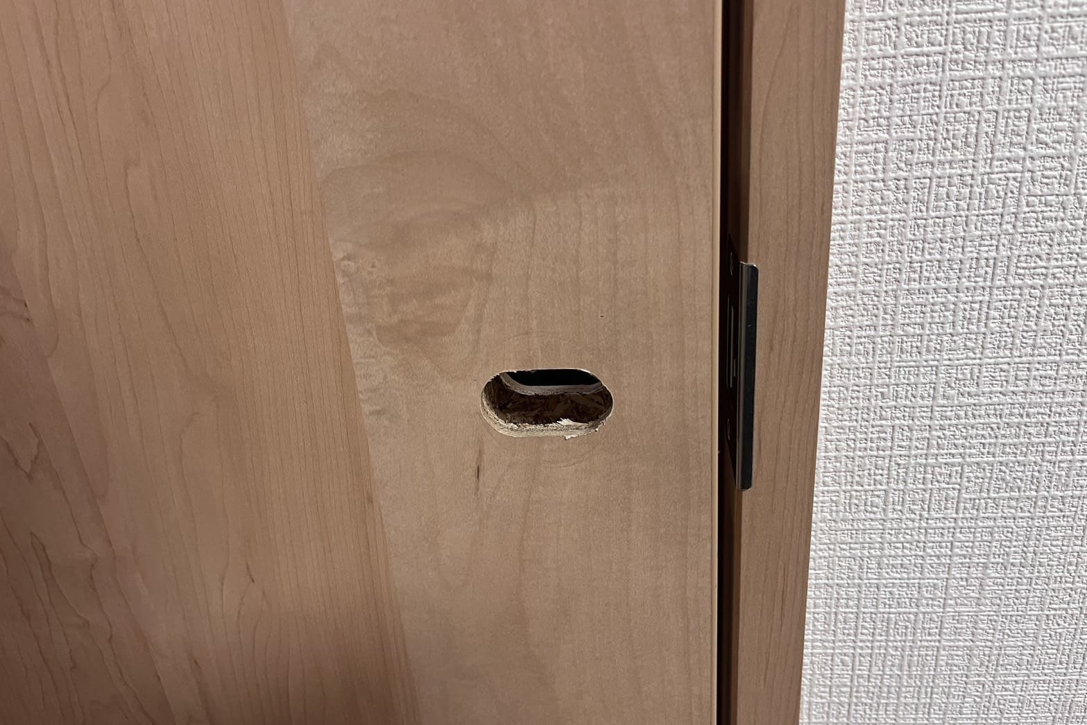 新規取付中の室内扉（空錠の取り外し）