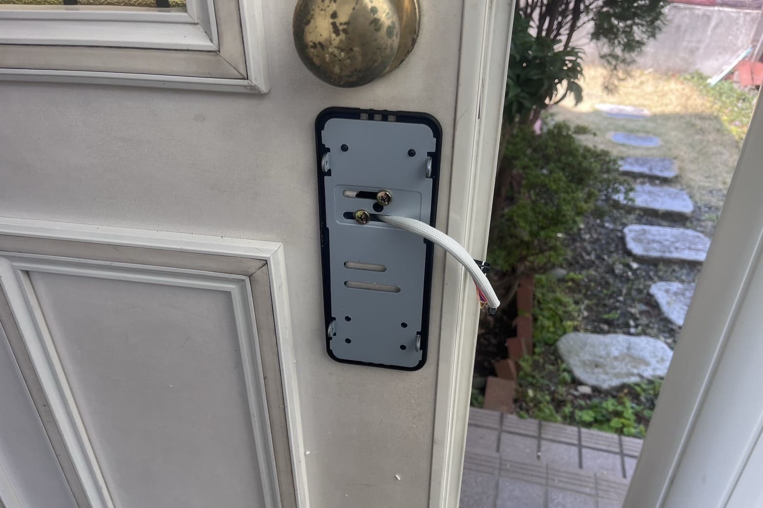 新規取付中の玄関(電子錠の取付)