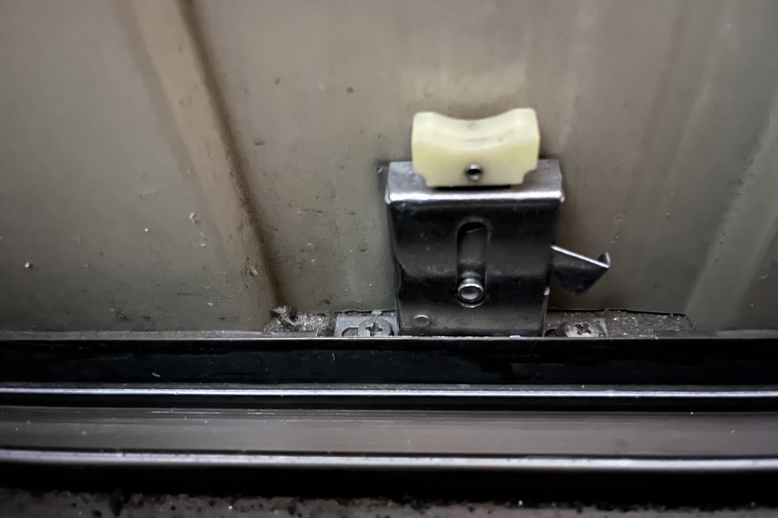修理後の雨戸の鍵（鍵が掛かる様に）