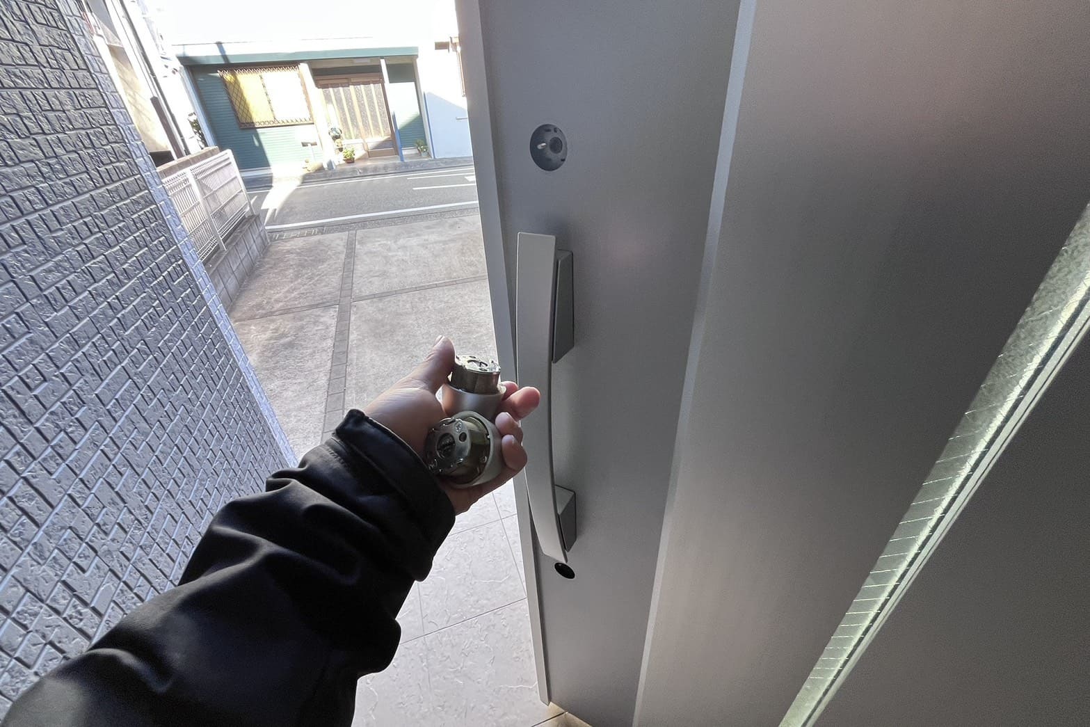 交換中の玄関の鍵（2箇所のシリンダー交換）