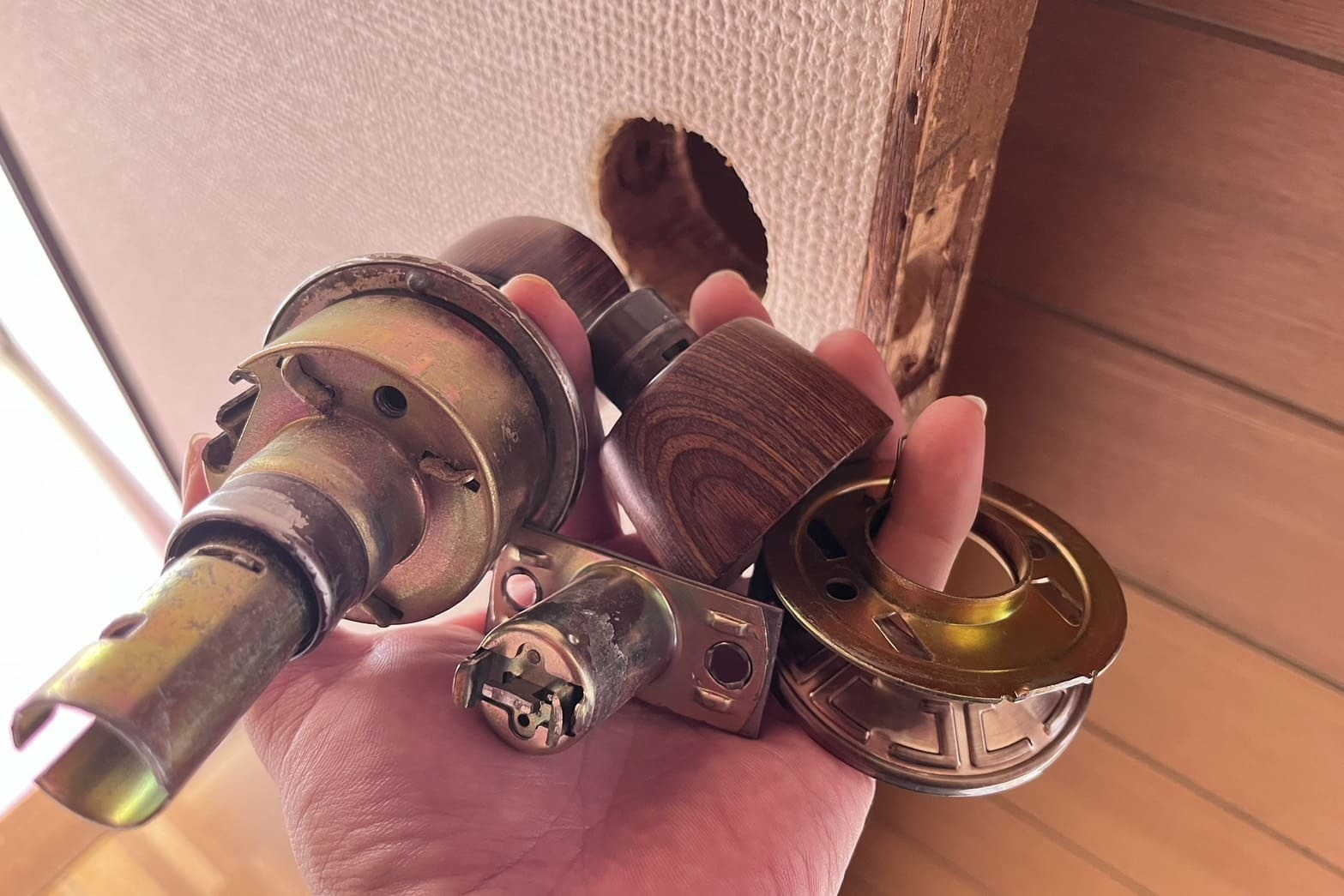 交換中の室内扉の鍵（ドアノブとラッチの交換）