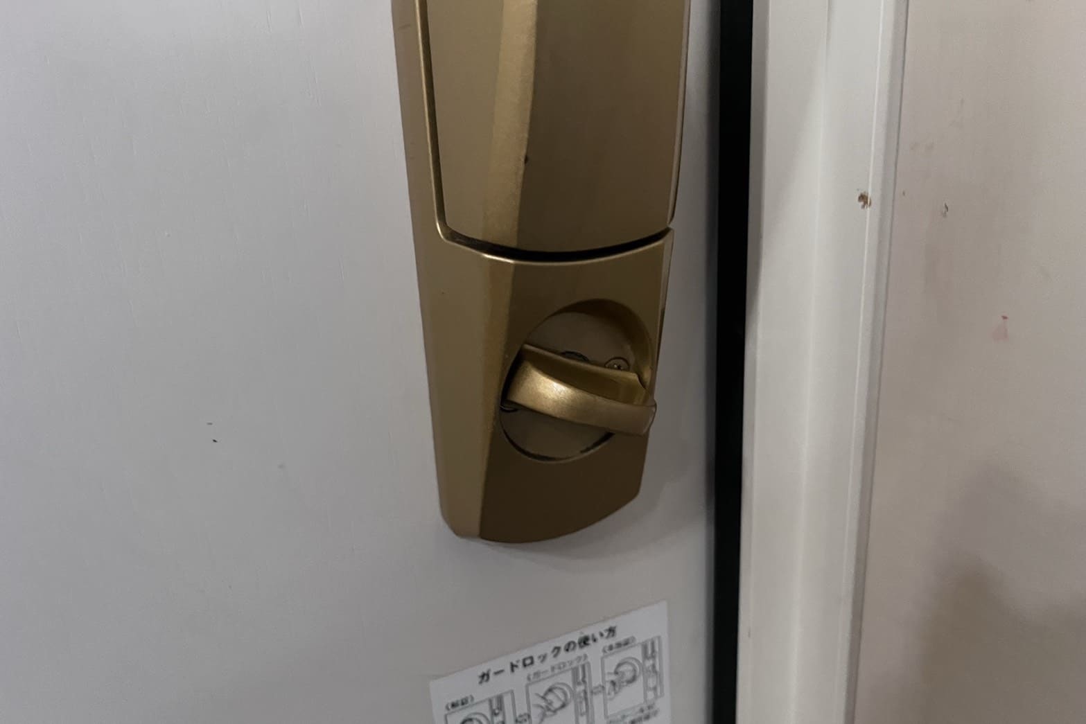 修理前の玄関の鍵（鍵が最後まで回らない）