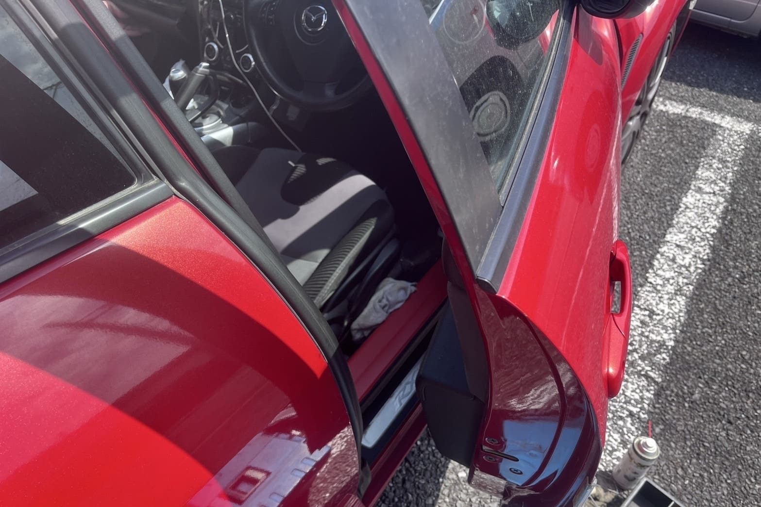 解錠後の自動車