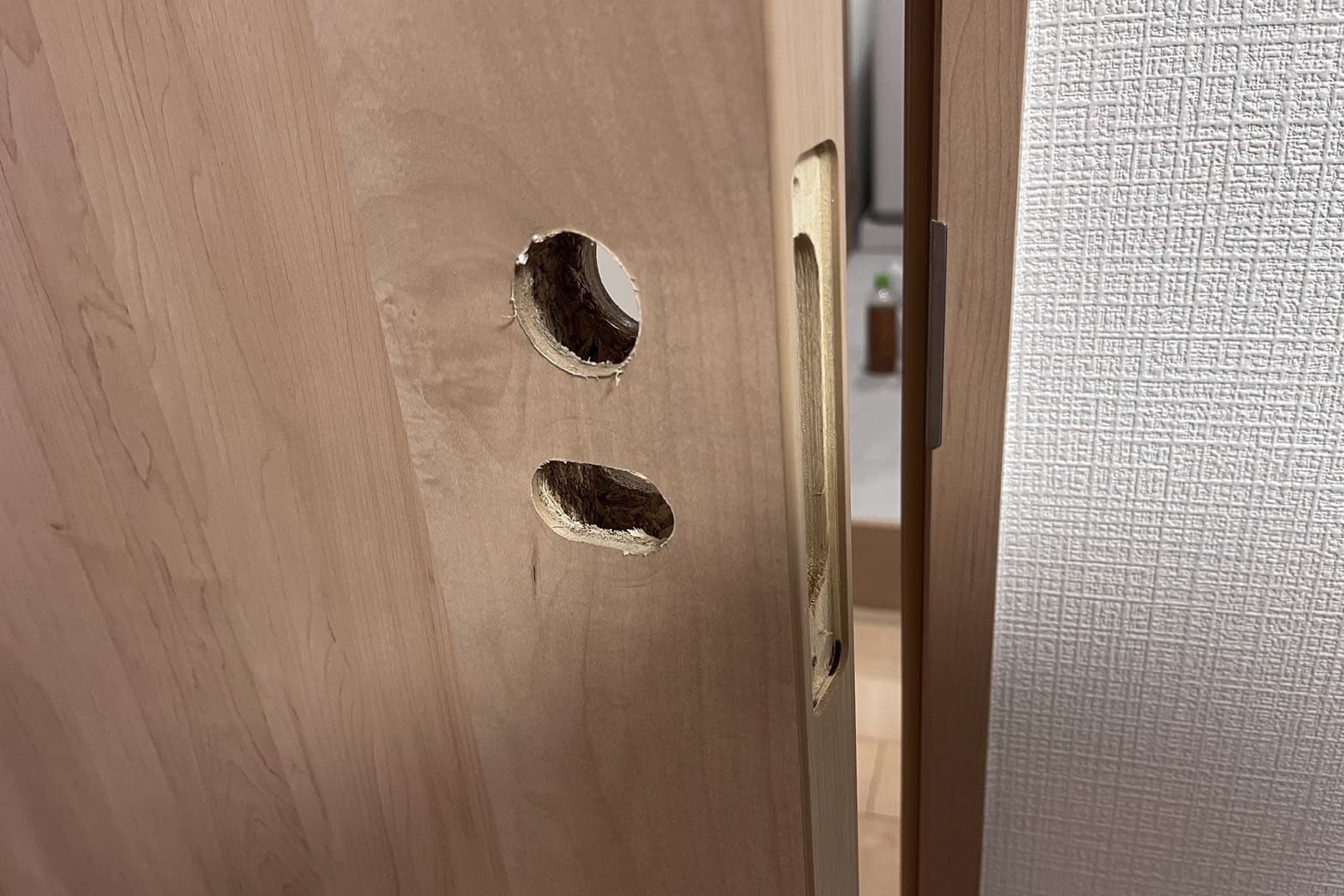 新規取付中の室内扉（扉への加工）