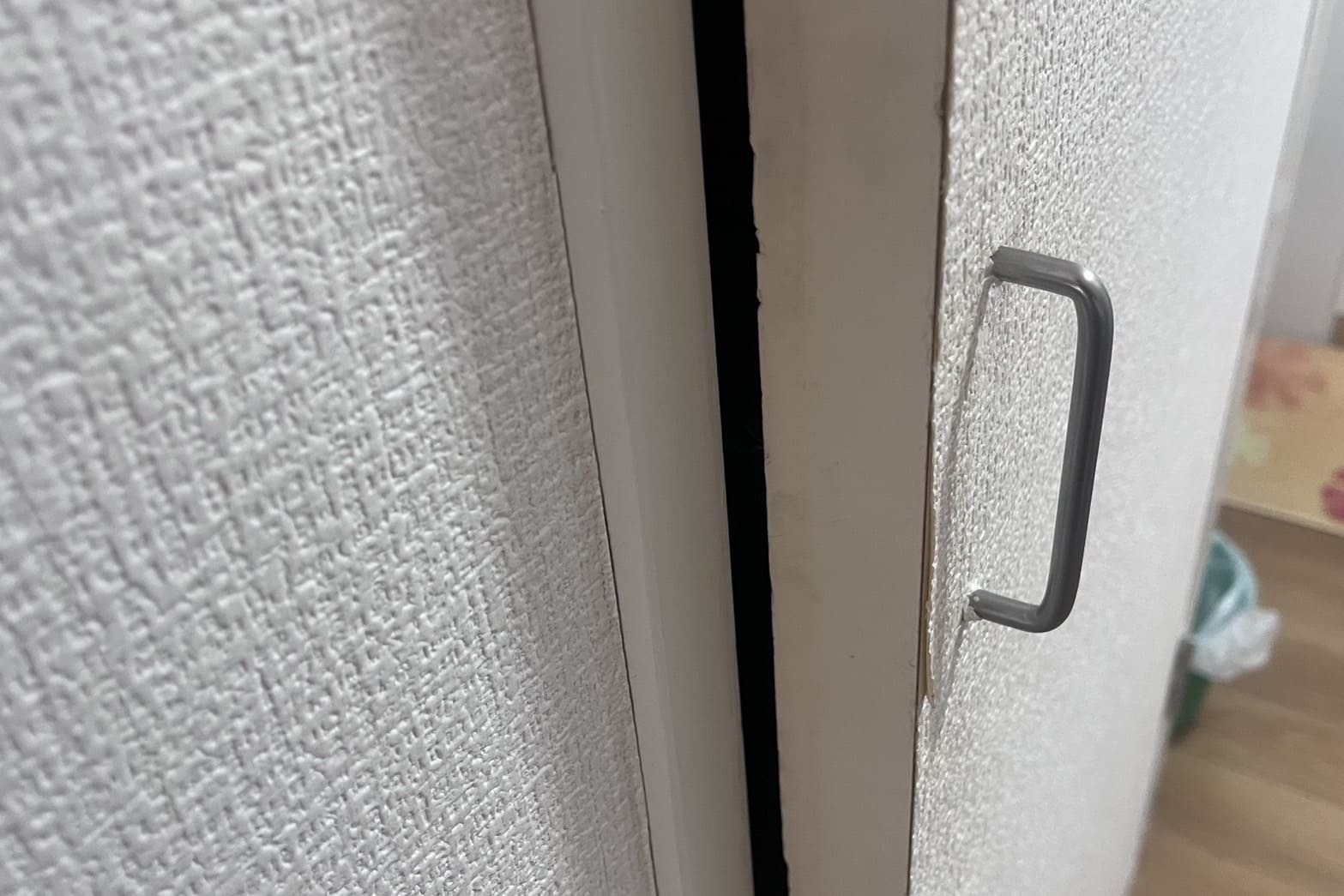 修理前のクローゼットの扉（勝手に開いてしまう）（金具の位置ズレ）