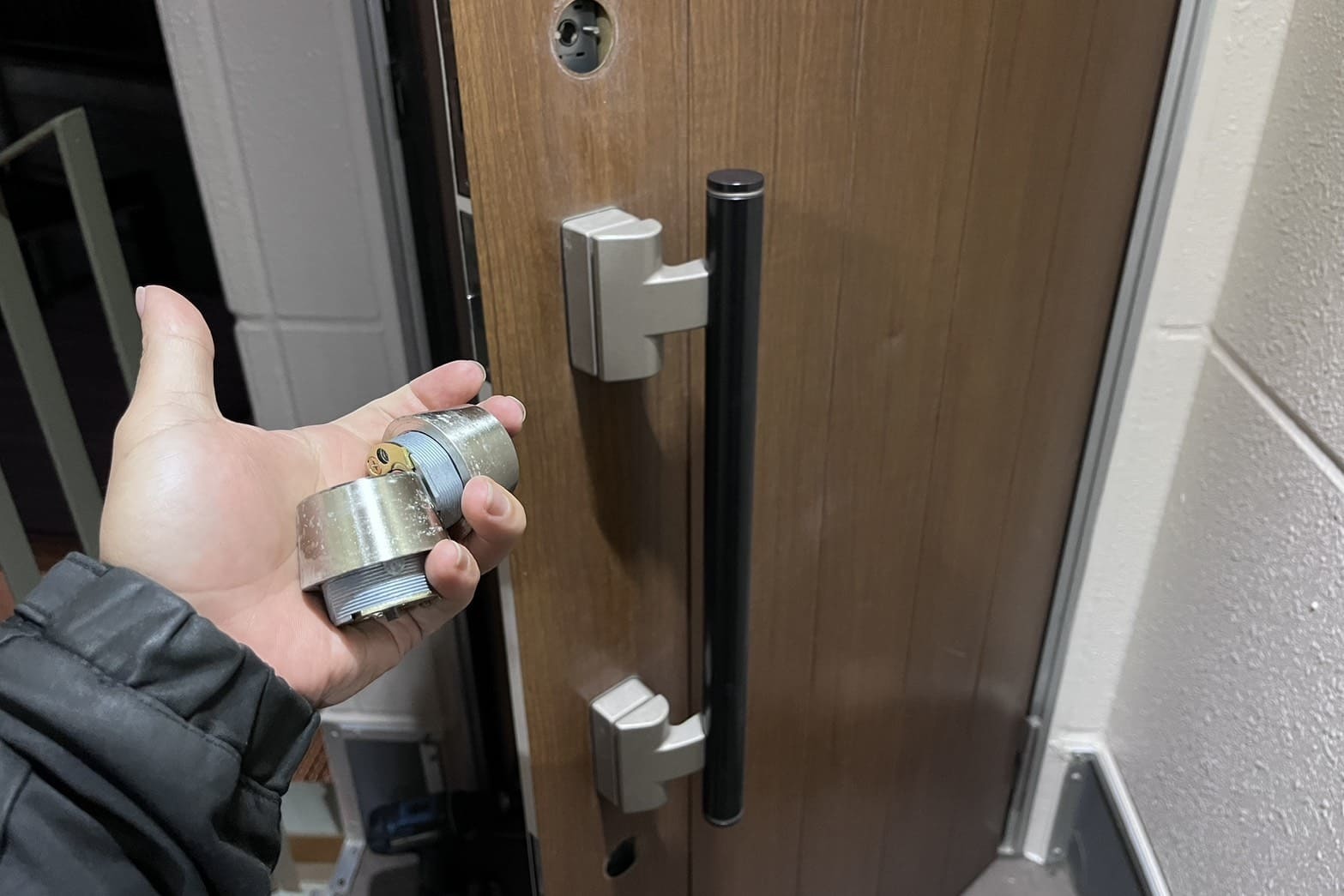 交換中の玄関の鍵（2箇所のコア交換）