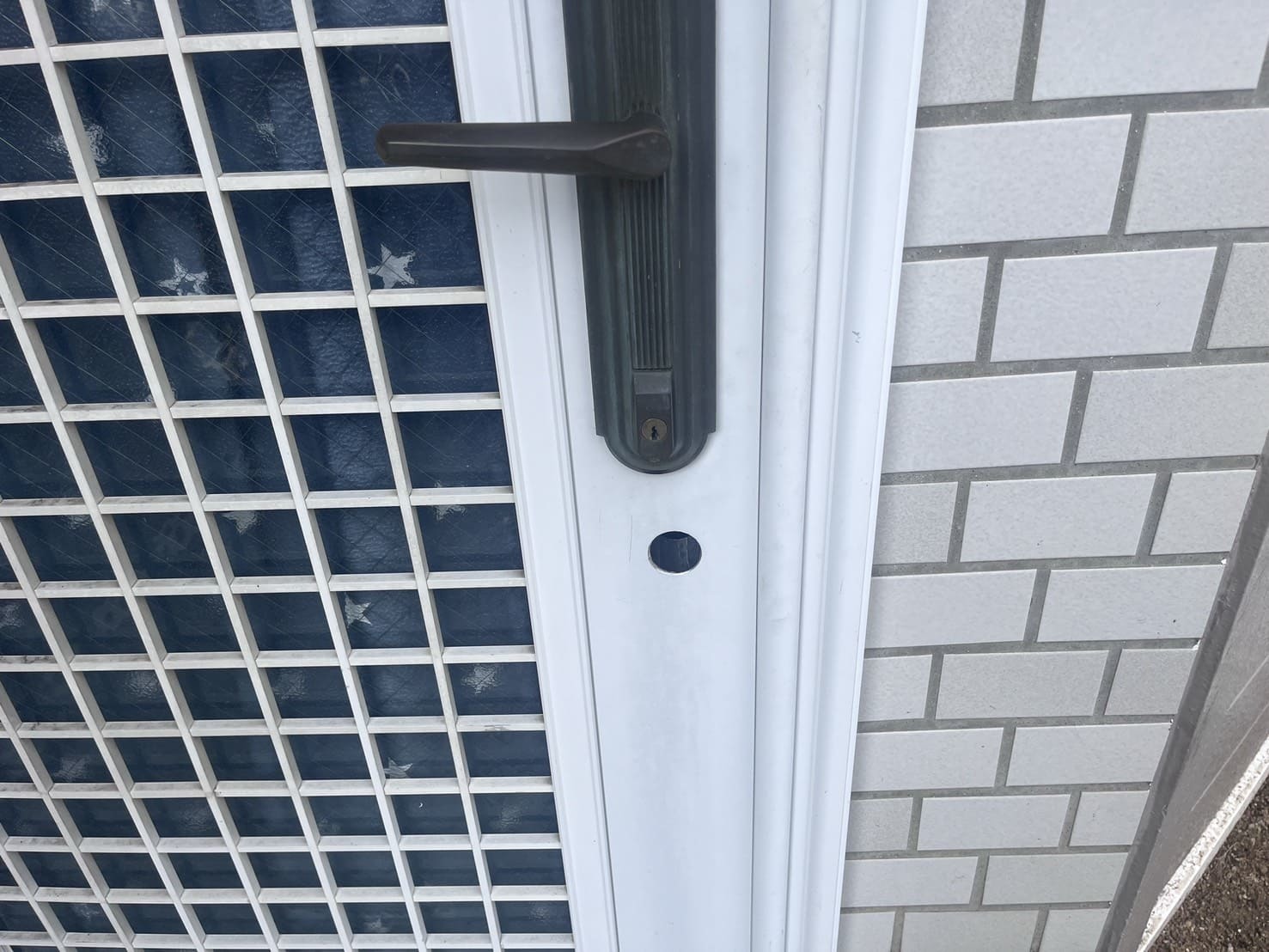 新規取付中の玄関（扉の加工）