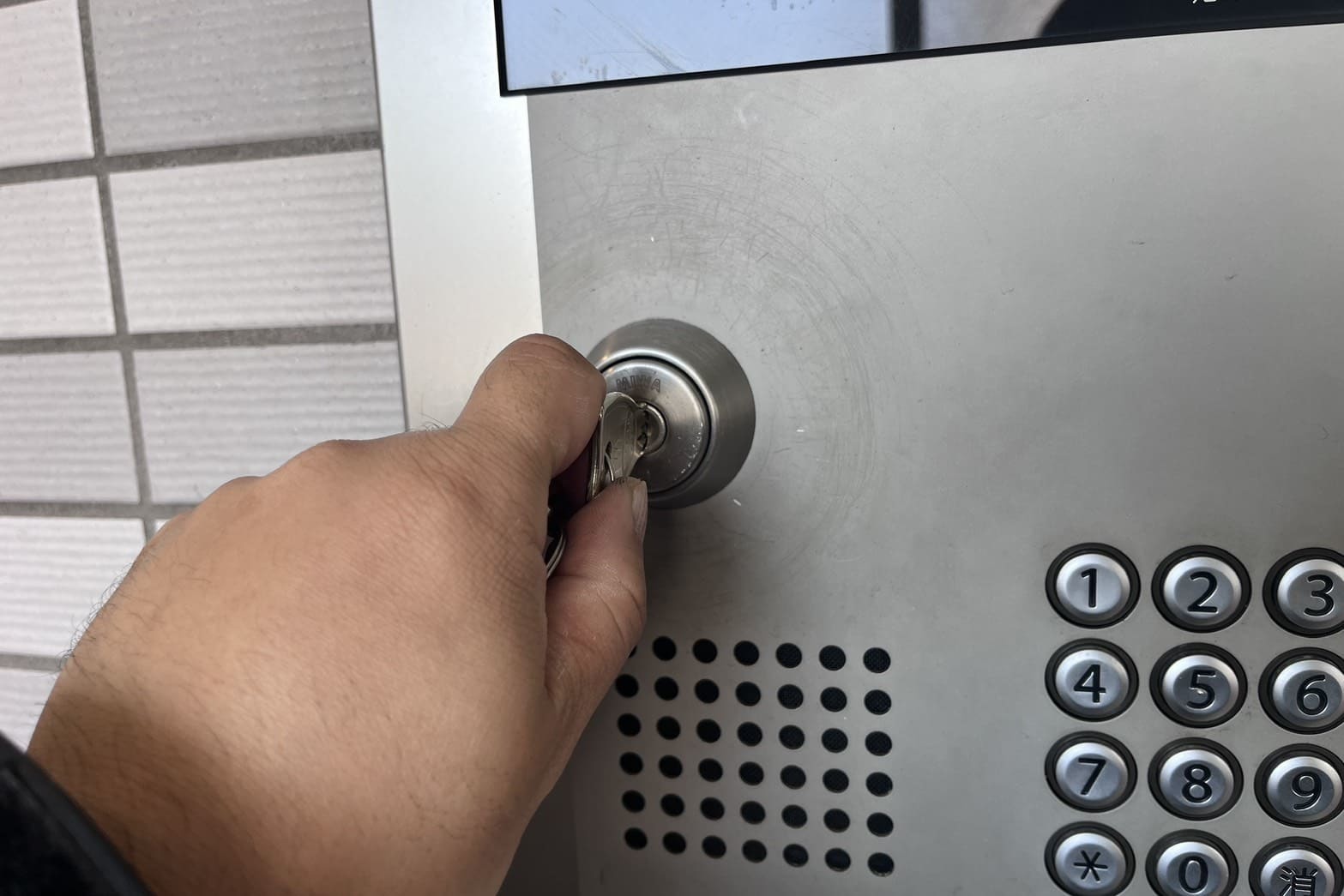 修理後の共用玄関の鍵（鍵はスムーズに回る様に）