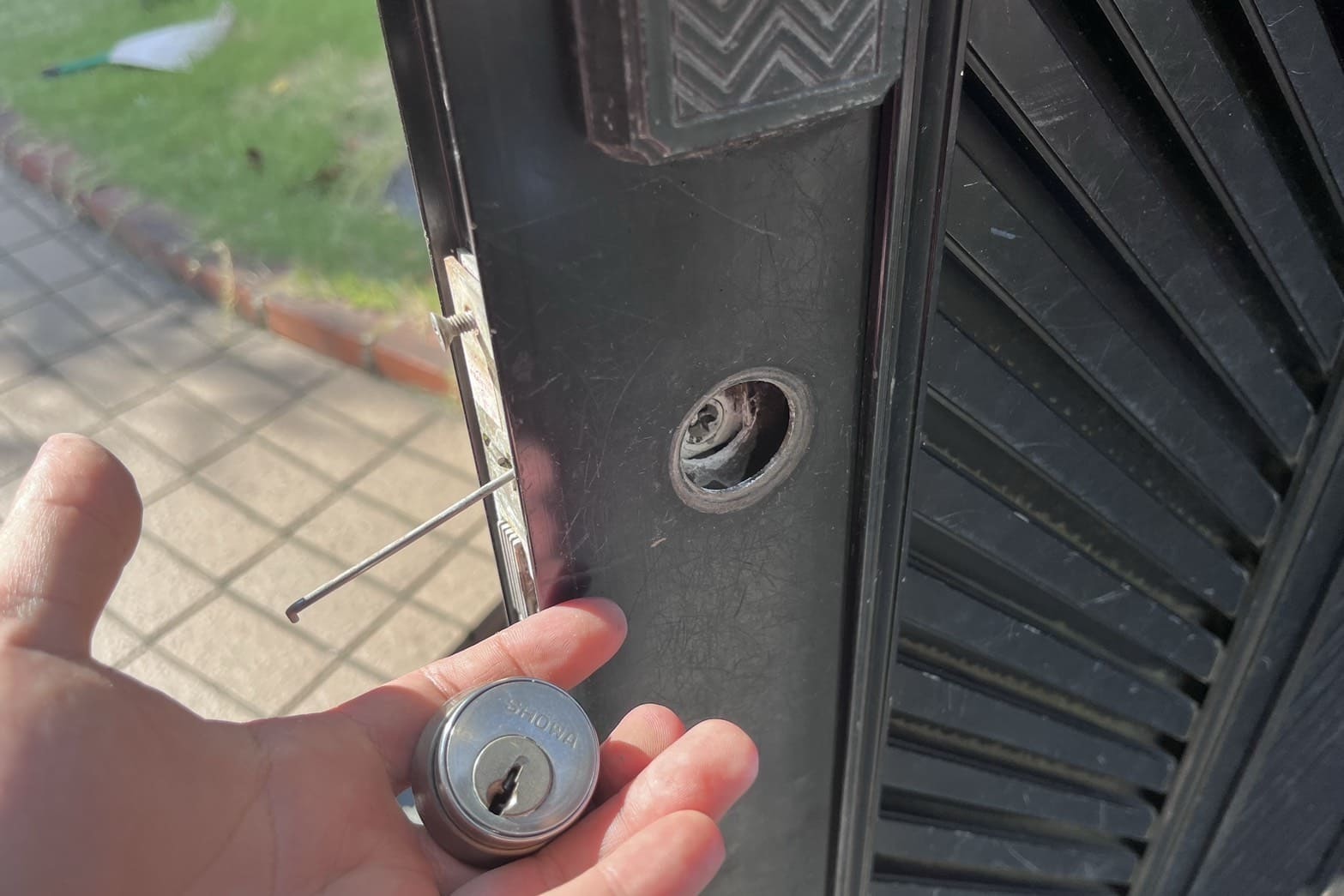 交換中の門扉の鍵（シリンダー交換）