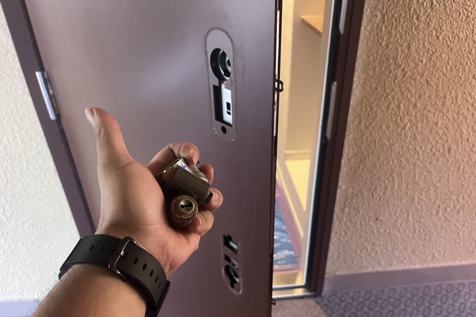 交換中の玄関の鍵（2箇所のコア交換）