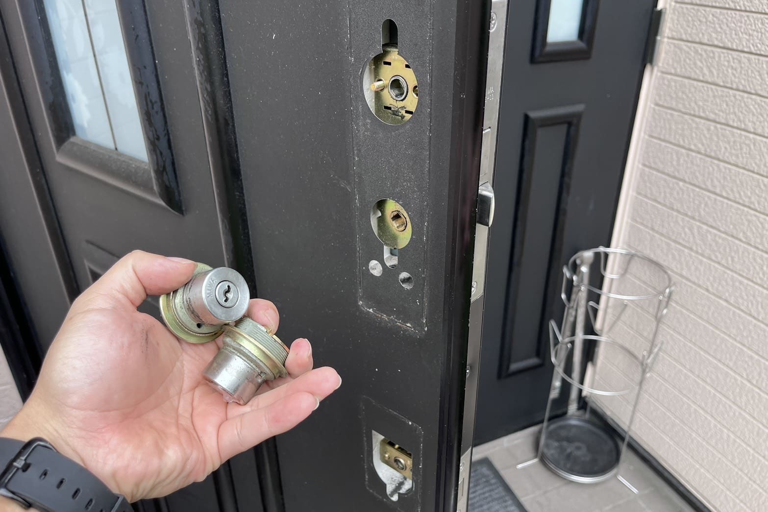 交換中の玄関の鍵（2箇所のシリンダー交換）