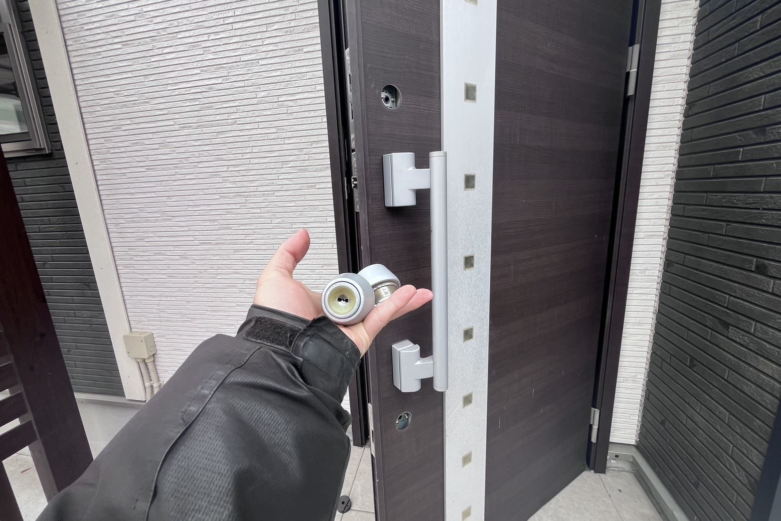 交換中の玄関の鍵（2箇所のシリンダー交換）