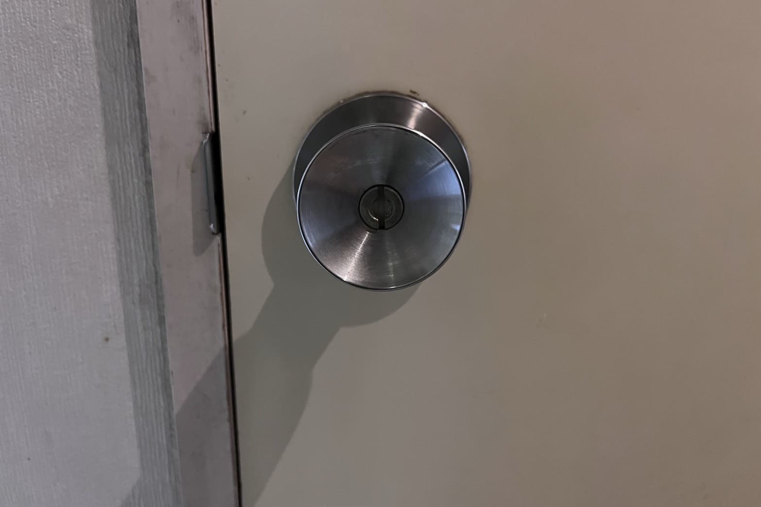 交換前の室内扉の鍵【MIWA】（玉座）（ドアノブが外れた）