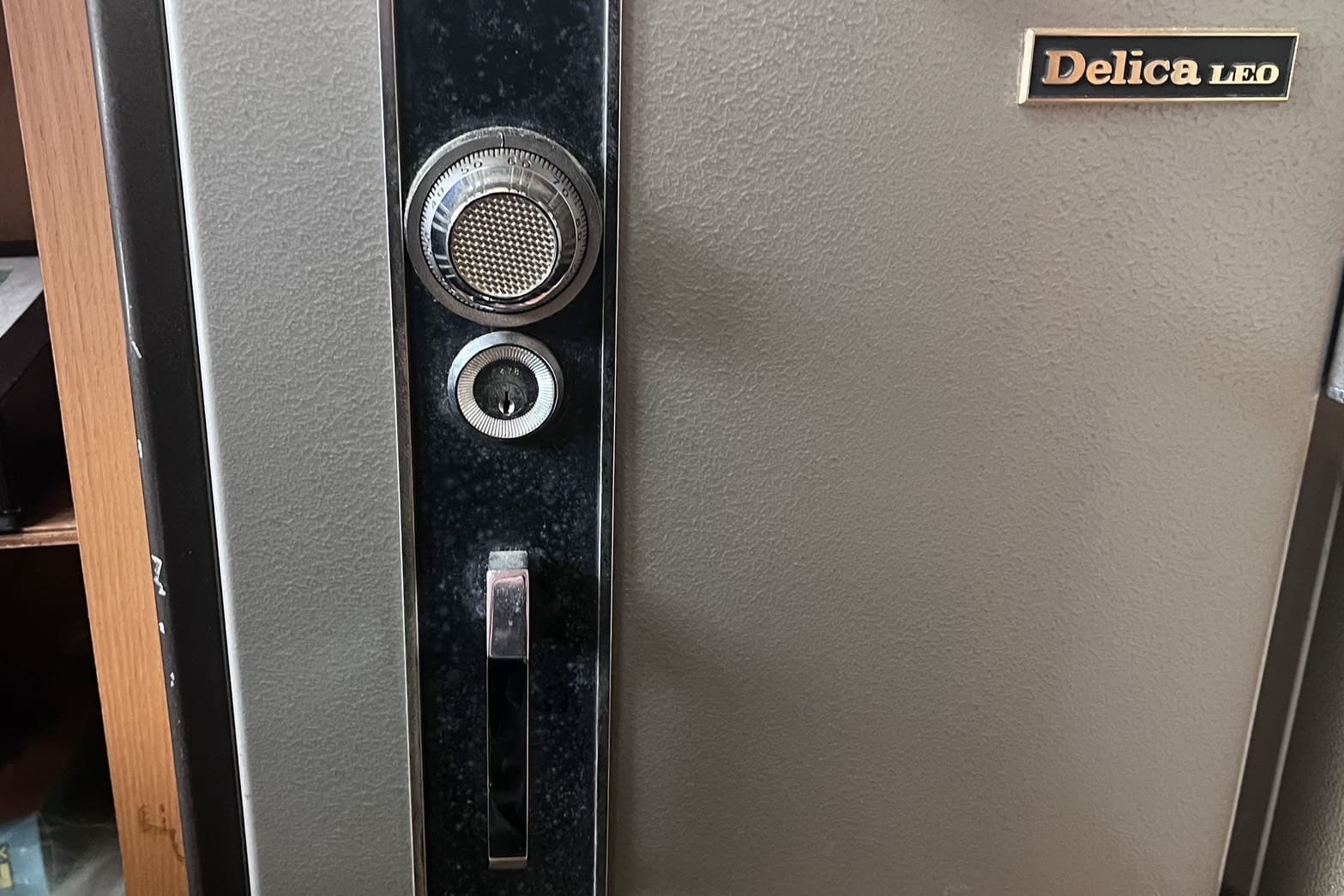 解錠前の金庫の鍵（ダイヤル番号忘れ）