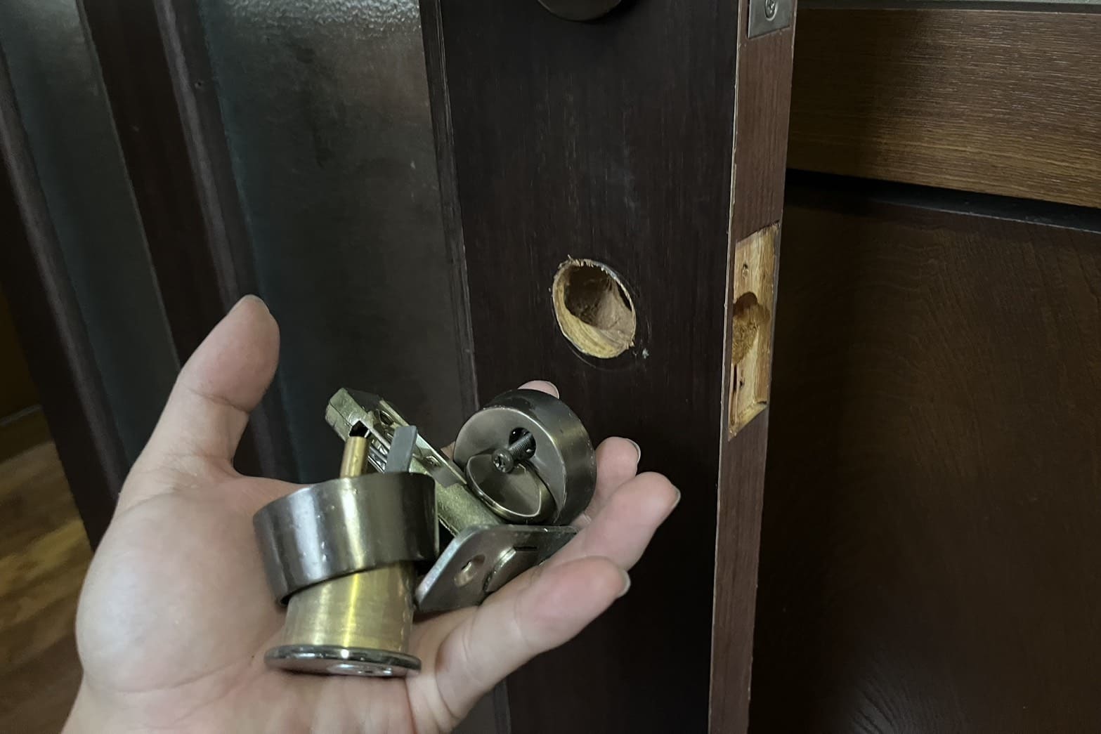 交換中の室内扉の鍵（鍵一式交換）