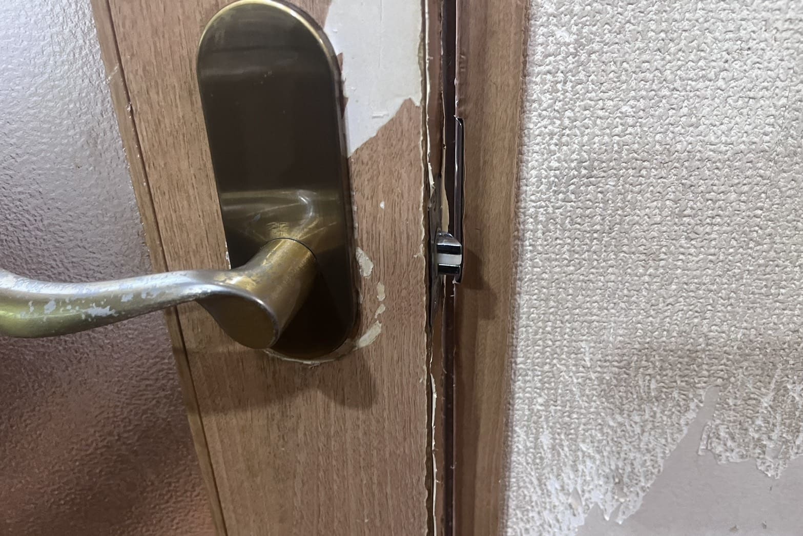 修理前の室内扉の鍵（扉が勝手に開いてしまう）（ラッチがストライクに収まっていない）