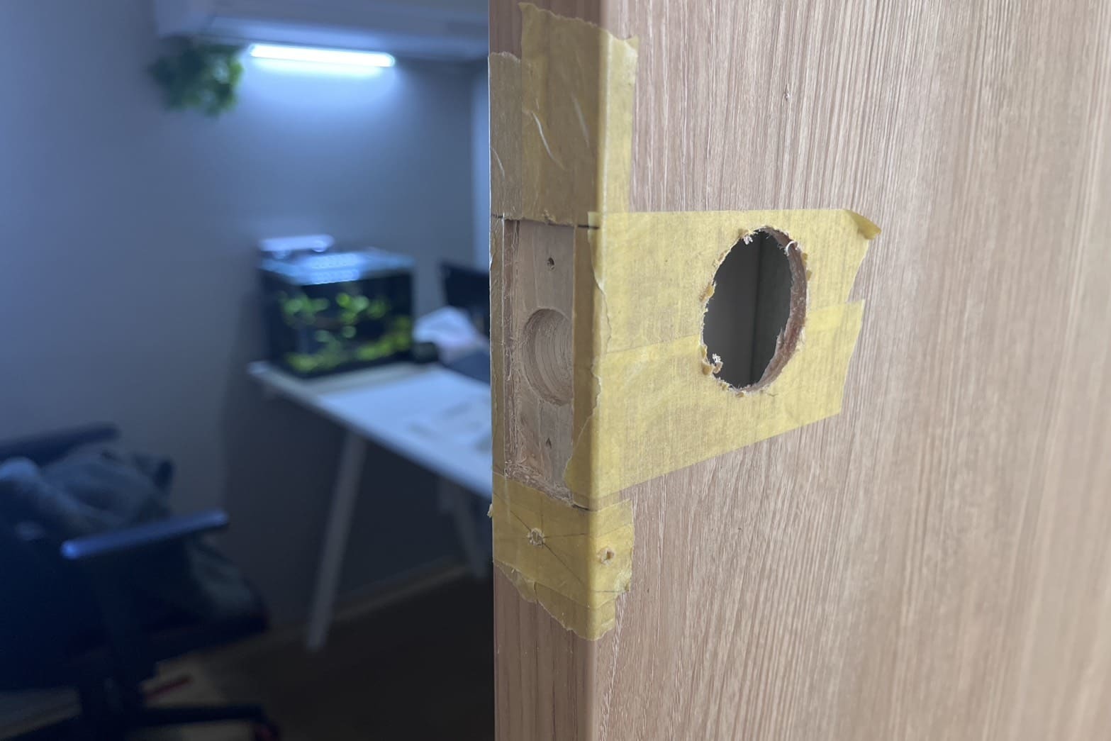新規取付中の室内扉（扉と縁側の加工）