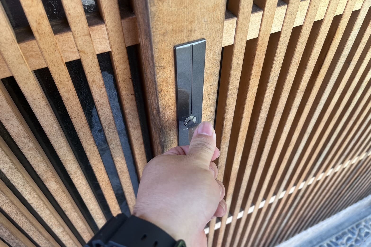 修理前の玄関の鍵（引き違い錠）（鍵が回しづらい）