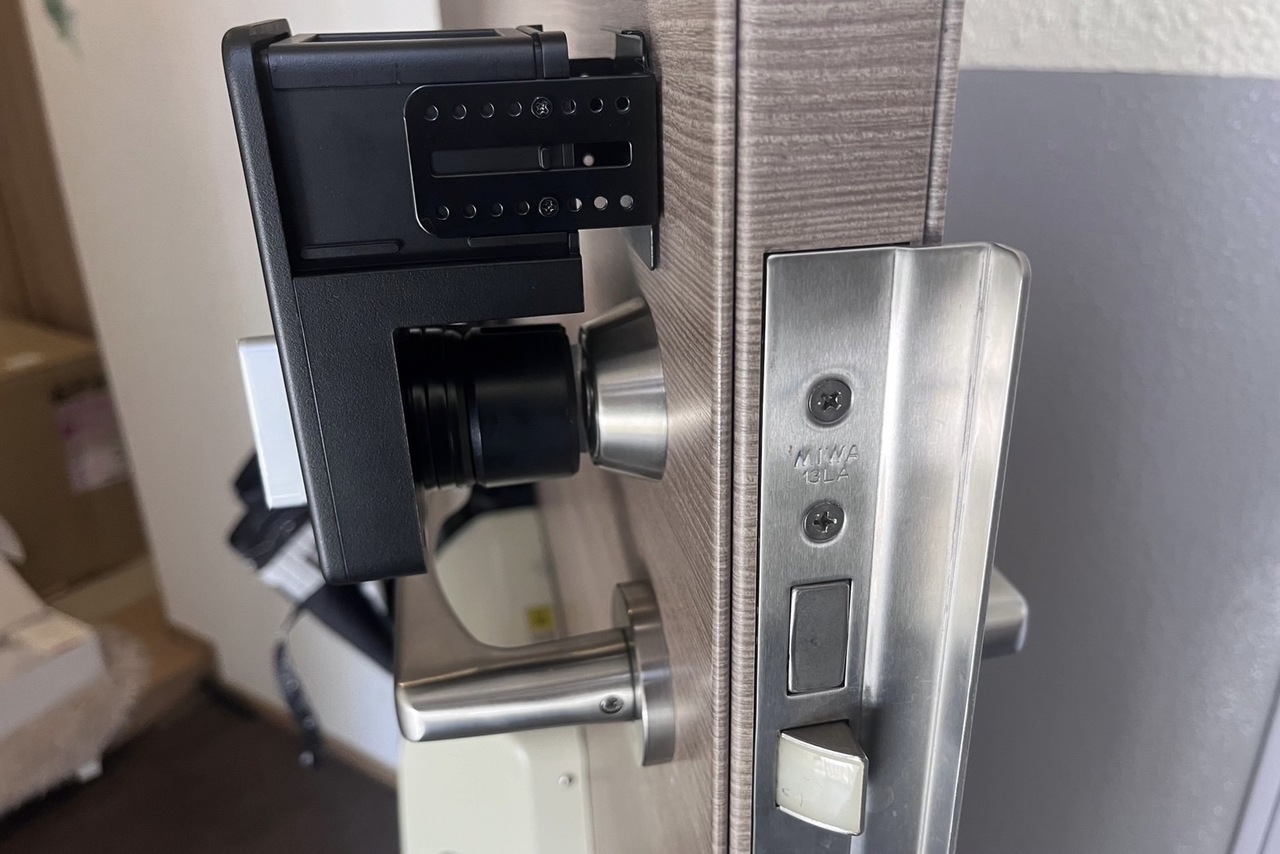 本日のご依頼は相模原市南区にて集合住宅の玄関鍵にスマートロック取り付けになります！