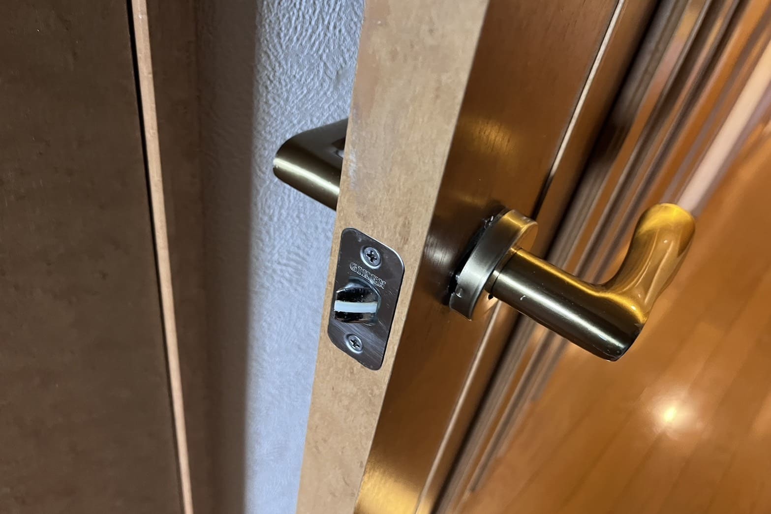 交換前の室内扉の鍵（ラッチが動かない）（ラッチ破損）