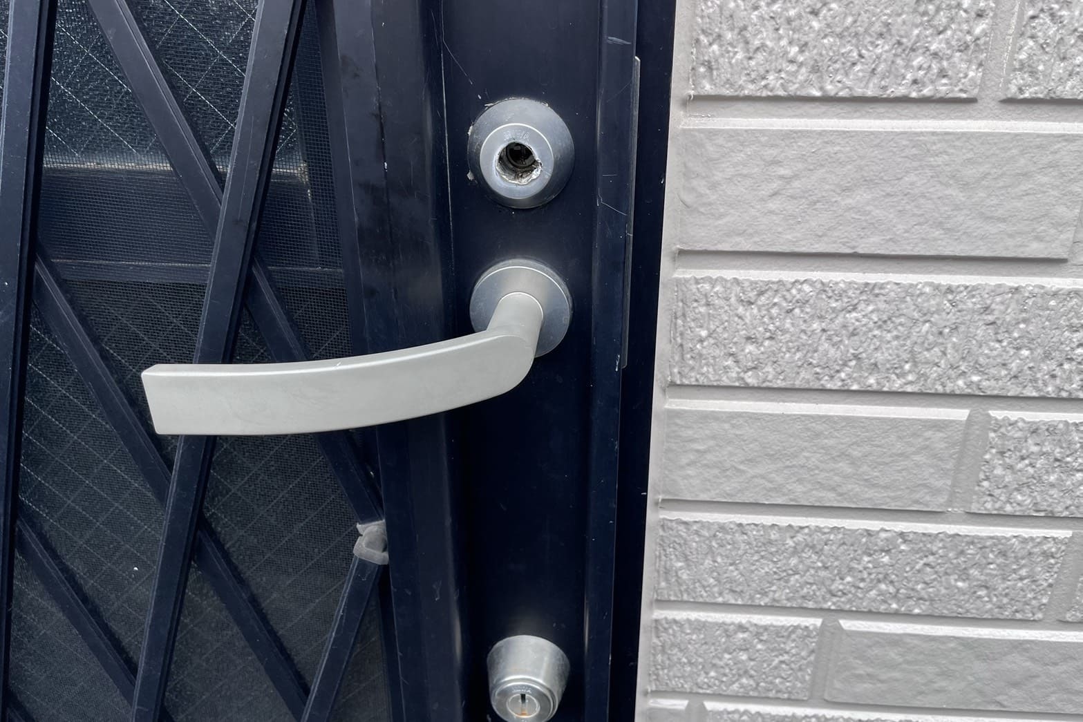 開錠中の勝手口の鍵（破錠）