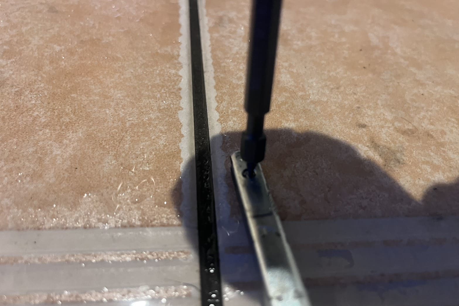 修理中の玄関ドアレバー（折れたネジの除去）（ネジ山の掘り直し）