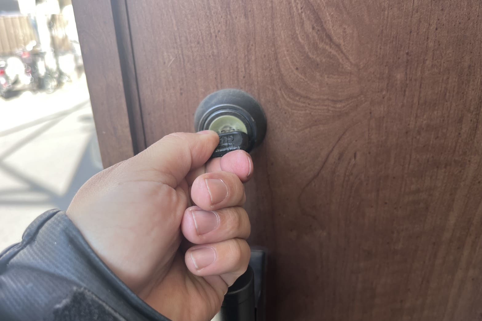 交換前の玄関の鍵（鍵が使用しづらい）（鍵の本数が少ない）（鍵が曲がっている）