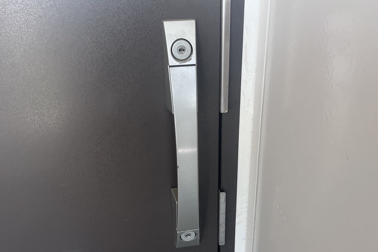 平塚市にて集合住宅の玄関の鍵交換のご依頼（引越し）【MIWA】（ディンプルキー）