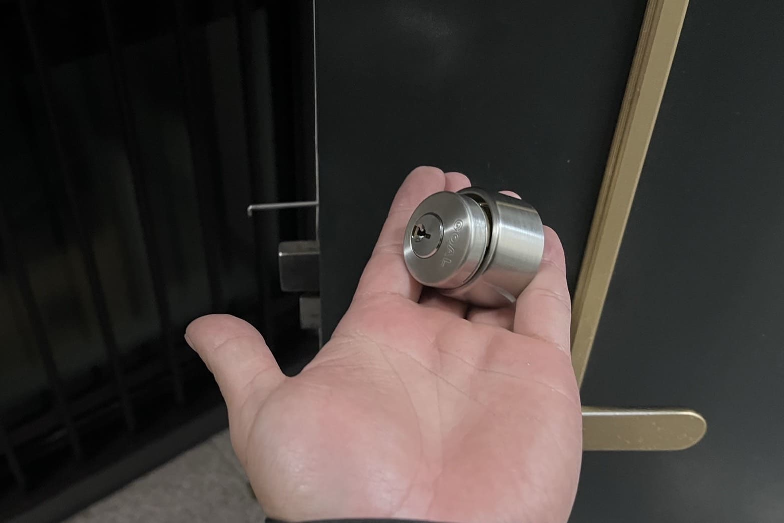 交換中の玄関の鍵（1箇所のシリンダー交換）