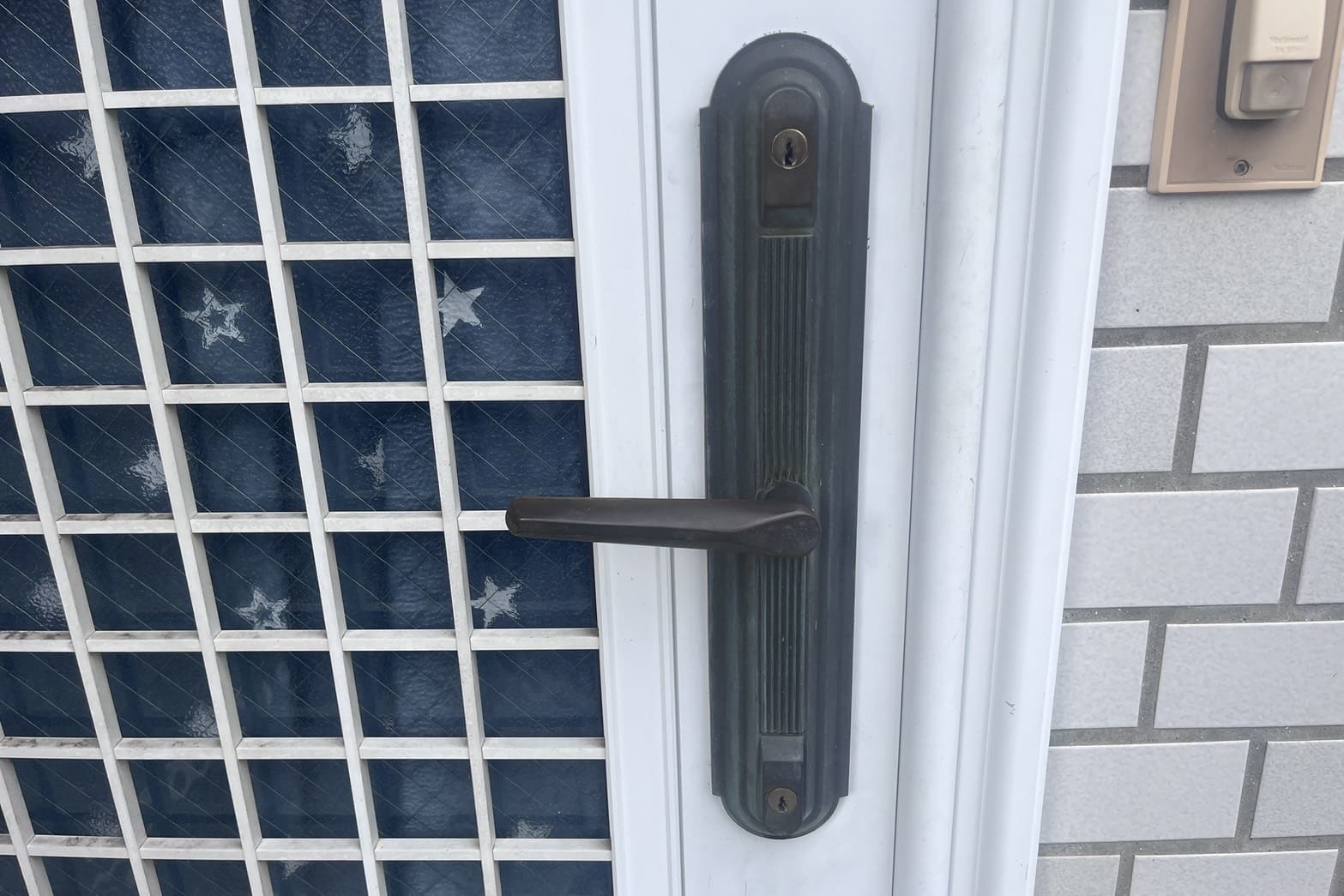 新規取付前の玄関（ワンドアツーロック）（刻みキー）