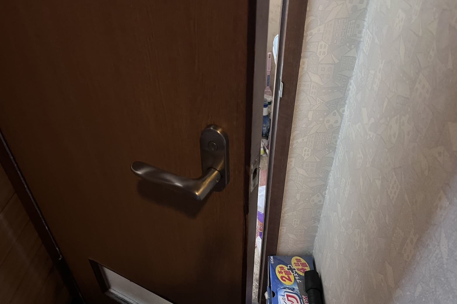 解錠後のトイレの鍵（ラッチを直接引っ込ませる）（ラッチ取り外し）