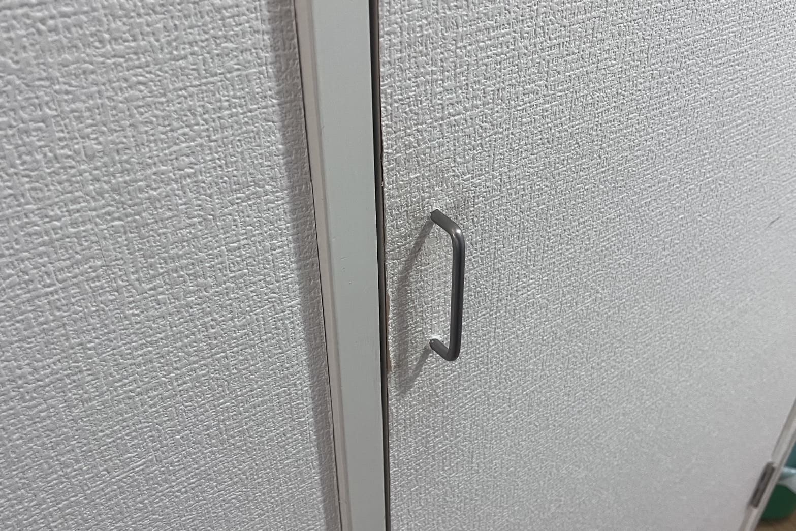 修理後のクローゼットの扉(扉がきちんと閉まる様に)