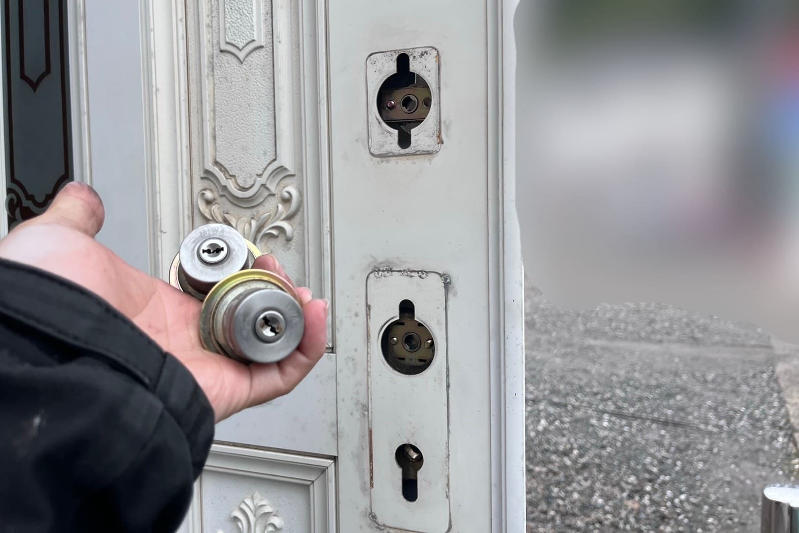 交換中の玄関の鍵（2箇所のシリンダー交換）