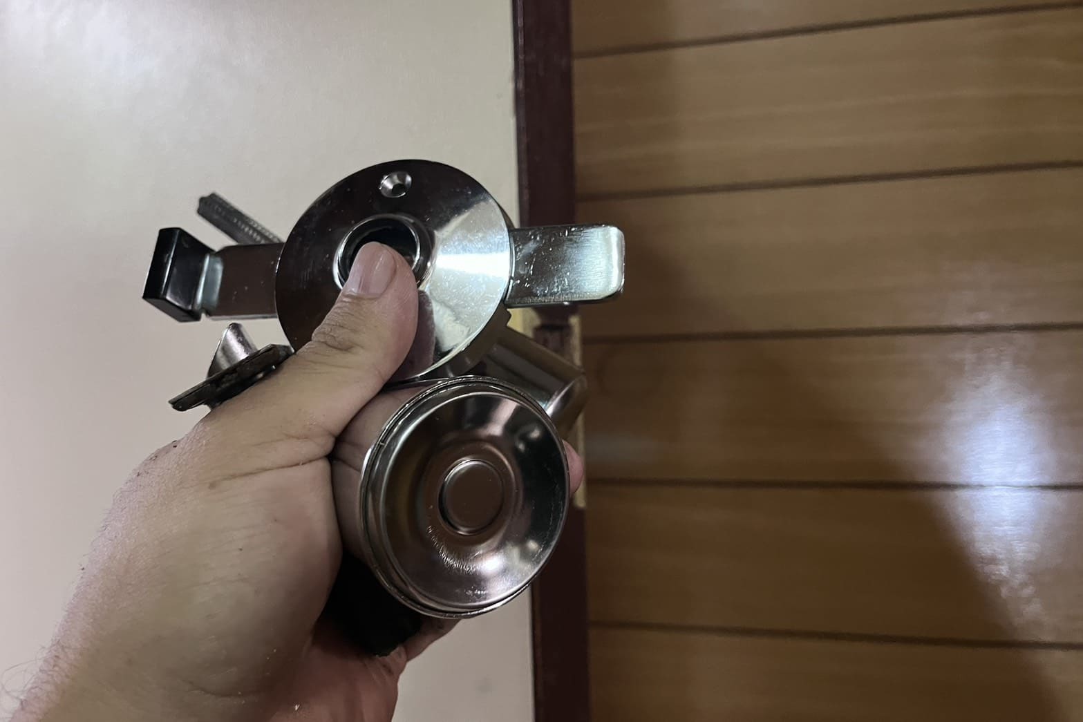 交換中の室内扉（ドアノブの交換）