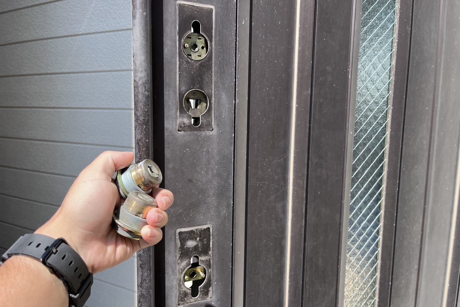 交換中の玄関の鍵（2箇所のシリンダー交換）