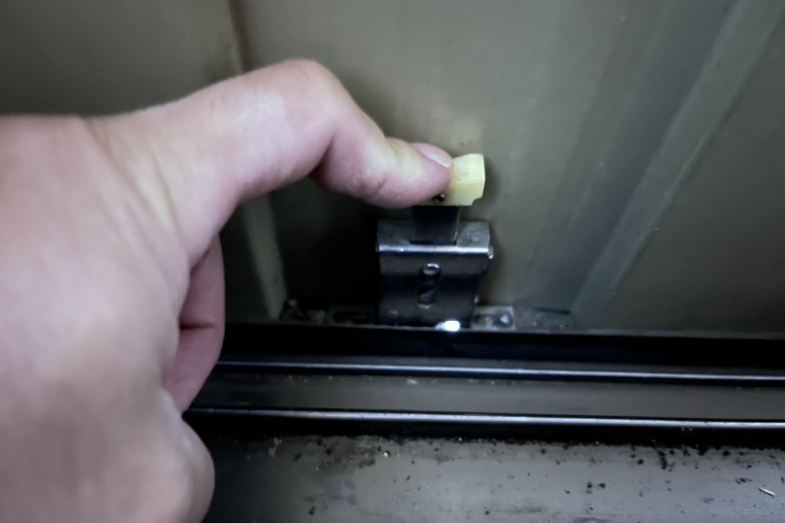 修理前の雨戸の鍵（鍵が掛からない）