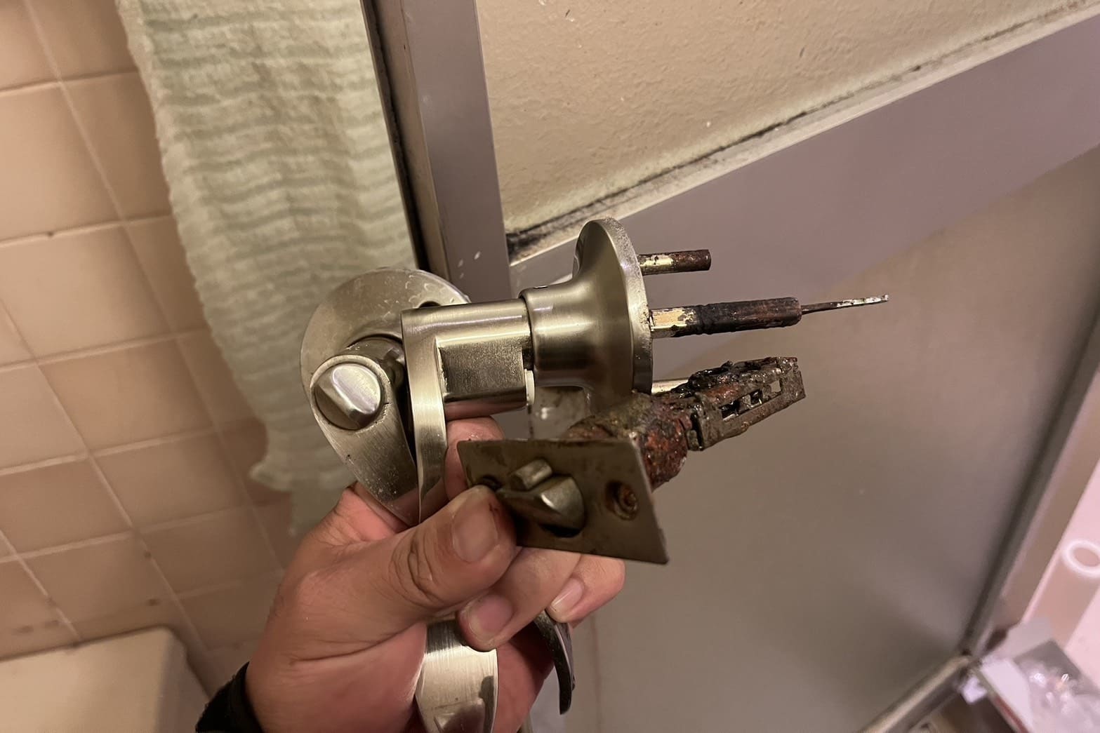 交換中の浴室扉の鍵（ネジの切断）（ドアノブ外し）