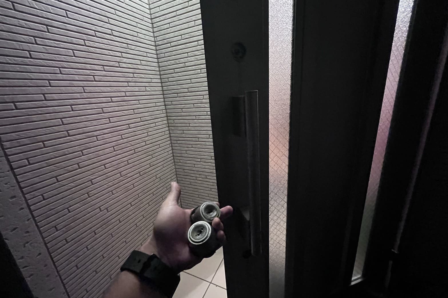 交換中の玄関の鍵（2箇所のシリンダー交換）